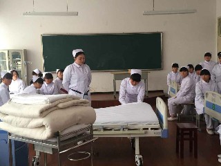 初中学历可以在成都卫校学护理吗？